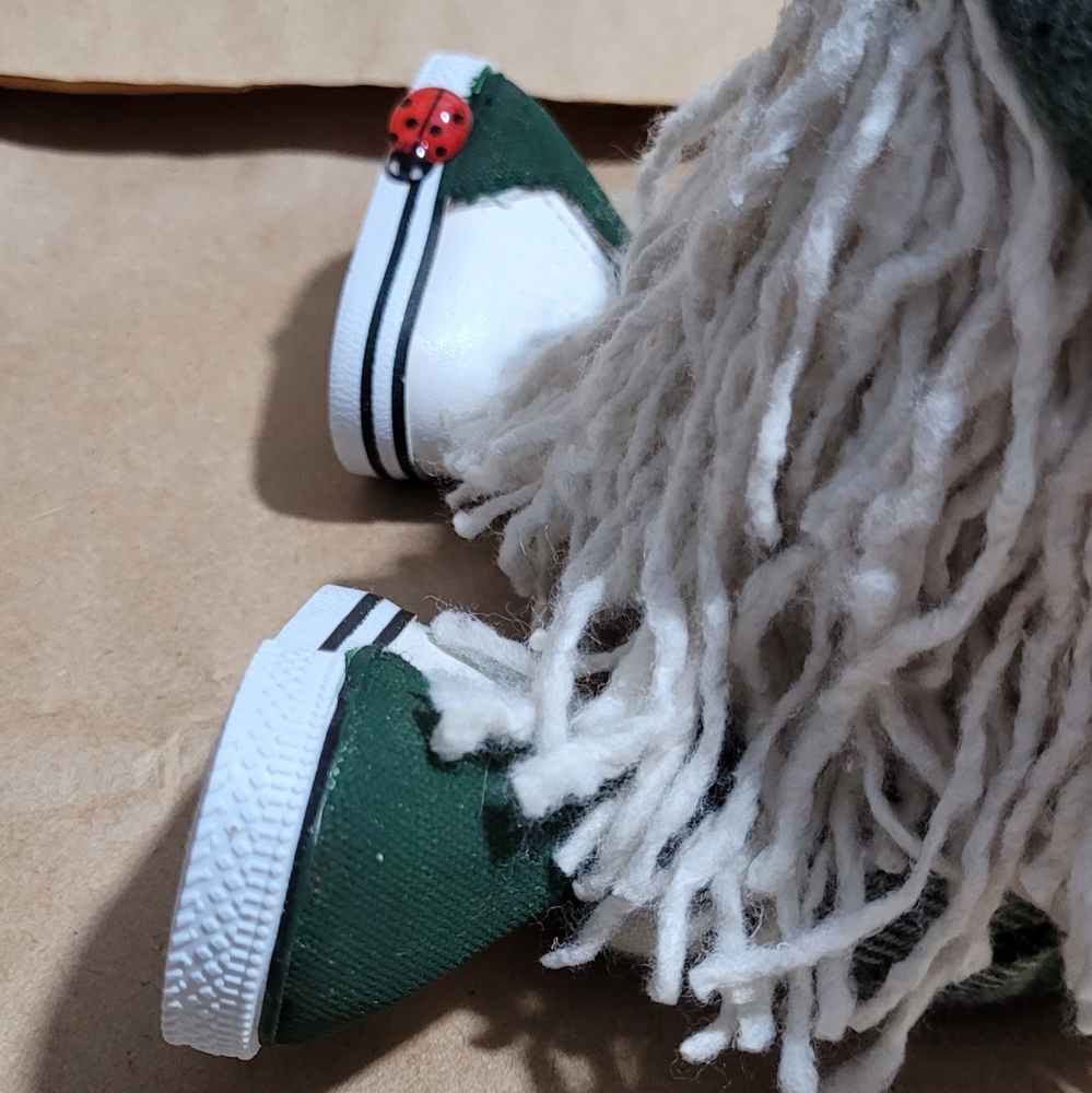 Adorable sitting Gnome - Picture 4 of 10